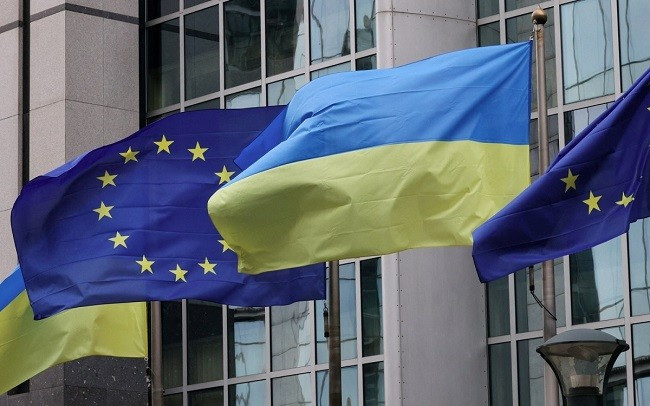 Cờ EU bên cờ Ukraine. Ảnh: Reuters. Cờ EU bên cờ Ukraine. Ảnh: Reuters.