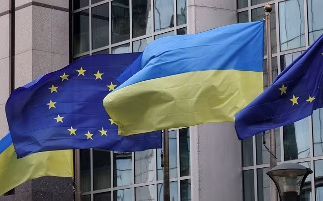 Cờ EU bên cờ Ukraine. Ảnh: Reuters.