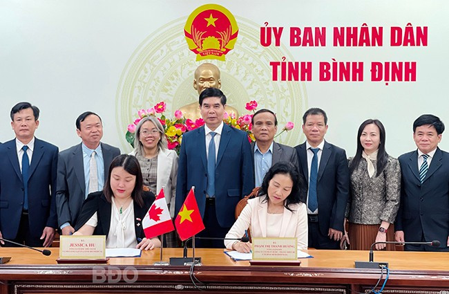 Đại diện GBM và Bidiphar ký kết Biên bản ghi nhớ hợp tác đầu tư với sự chứng kiến của lãnh đạo UBND tỉnh và các sở, ngành liên quan. Ảnh: HẢI YẾN