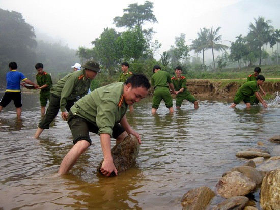 Chiến sĩ trẻ CA huyện Hoài Ân giúp người dân thôn T5, xã Bók Tới đắp đập phục vụ sản xuất. Chiến sĩ trẻ CA huyện Hoài Ân giúp người dân thôn T5, xã Bók Tới đắp đập phục vụ sản xuất.