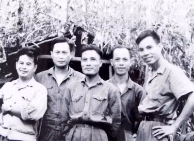 Thiếu tướng Nguyễn Ích (thứ 2 từ phải sang) tại chiến trường Quảng Trị năm 1972. Ảnh tư liệu