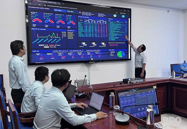 Kỹ sư Trung tâm Công nghệ thông tin VNPT Bình Định triển khai hệ thống phòng chống thiên tai tại tỉnh. Ảnh: A.N