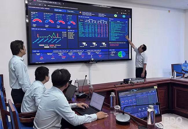 Kỹ sư Trung tâm Công nghệ thông tin VNPT Bình Định triển khai hệ thống phòng chống thiên tai tại tỉnh. Ảnh: A.N
