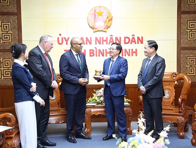 Đồng chí Hồ Quốc Dũng, Bí thư Tỉnh ủy tặng quà lưu niệm cho ông Heiko Wuttke, Chủ tịch Tập đoàn PNE. Ảnh: T.SỸ