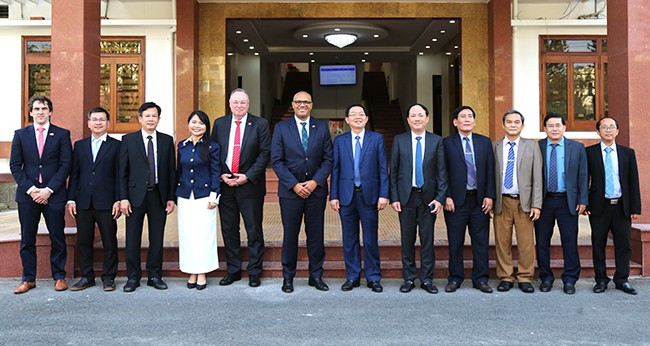 Các đồng chí lãnh đạo tỉnh chụp hình lưu niệm cùng lãnh đạo Tập đoàn PNE. Ảnh: T.SỸ