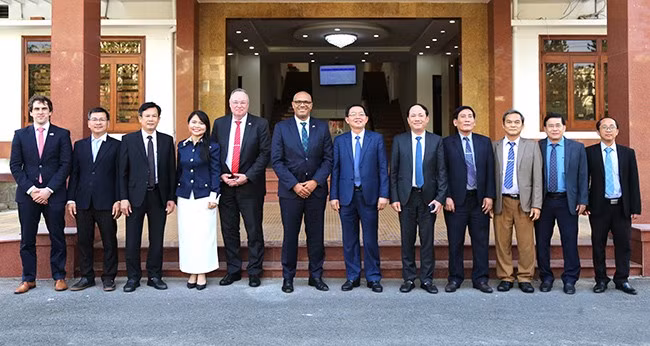 Các đồng chí lãnh đạo tỉnh chụp hình lưu niệm cùng lãnh đạo Tập đoàn PNE. Ảnh: T.SỸ