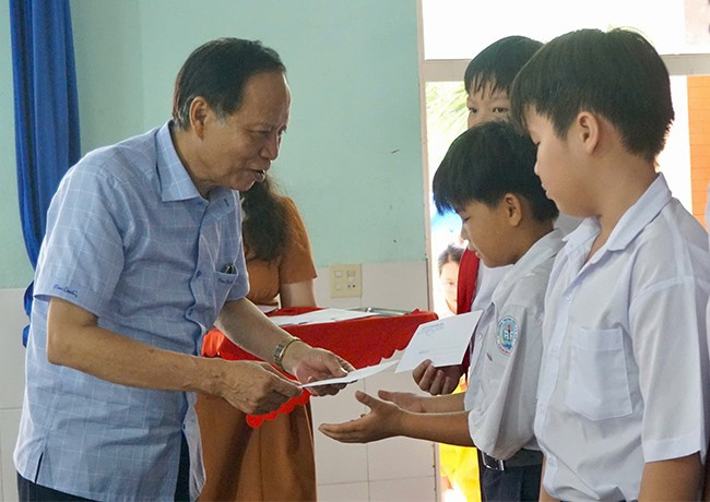 Ban tổ chức trao quà cho trẻ em khuyết tật và trẻ em mồ côi. Ảnh: T.K