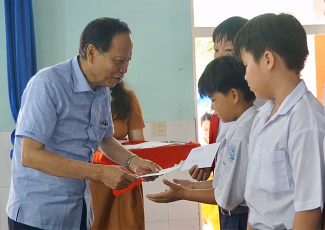 Ban tổ chức trao quà cho trẻ em khuyết tật và trẻ em mồ côi. Ảnh: T.K