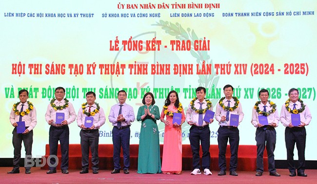 Các tác giả/nhóm tác giả đoạt giải ba hội thi. Ảnh: TRỌNG LỢI