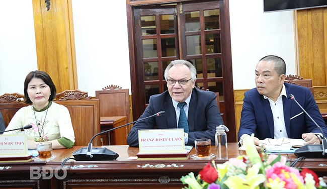 Ông Franz Josef Claes thông tin về kế hoạch triển khai dự án tại Bình Định. Ảnh: T.SỸ Ông Franz Josef Claes thông tin về kế hoạch triển khai dự án tại Bình Định. Ảnh: T.SỸ