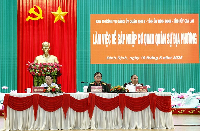 Chủ trì buổi làm việc. Ảnh: H.P