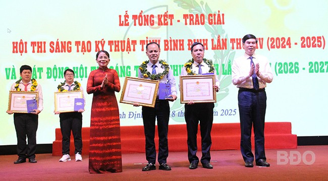 Đồng chí Nguyễn Thị Phong Vũ, Trưởng Ban Tuyên giáo và Dân vận Tỉnh ủy; Phó Chủ tịch UBND tỉnh Lâm Hải Giang trao bằng khen cho nhóm tác giả Hoàng Quốc Toản, Công ty CP Công nghiệp KAMADO và Th.S Trần Đình Duy (Sở Xây dựng) đoạt giải nhất hội thi qua giải pháp “Tái sử dụng bột đá thải để làm nguyên liệu sản xuất gạch ốp lát” (lĩnh vực vật liệu, xây dựng, GTVT). Ảnh: TRỌNG LỢI