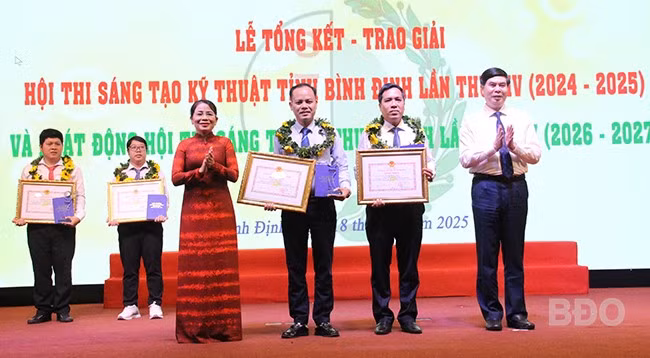 Đồng chí Nguyễn Thị Phong Vũ, Trưởng Ban Tuyên giáo và Dân vận Tỉnh ủy; Phó Chủ tịch UBND tỉnh Lâm Hải Giang trao bằng khen cho nhóm tác giả Hoàng Quốc Toản, Công ty CP Công nghiệp KAMADO và Th.S Trần Đình Duy (Sở Xây dựng) đoạt giải nhất hội thi qua giải pháp “Tái sử dụng bột đá thải để làm nguyên liệu sản xuất gạch ốp lát” (lĩnh vực vật liệu, xây dựng, GTVT). Ảnh: TRỌNG LỢI