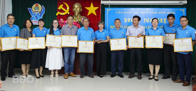 Cán bộ công đoàn cấp trên trực tiếp cơ sở được LĐLĐ tỉnh tặng bằng khen có thành tích xuất sắc trong Tháng Công nhân năm 2025 trên địa bàn tỉnh. Ảnh: H.THU Cán bộ công đoàn cấp trên trực tiếp cơ sở được LĐLĐ tỉnh tặng bằng khen có thành tích xuất sắc trong Tháng Công nhân năm 2025 trên địa bàn tỉnh. Ảnh: H.THU