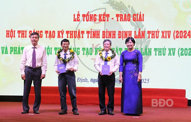 Th.S Hồ Quang Thịnh và Th.S Thái Minh Châu, Công ty Điện lực Bình Định đoạt giải nhì với giải pháp “Chủ động ngăn ngừa, phòng chống trộm cắp điện của khách hàng sử dụng điện 1 pha trên địa bàn tỉnh” (lĩnh vực công nghệ thông tin, điện tử, viễn thông). Ảnh: TRỌNG LỢI