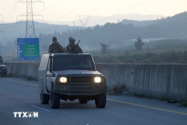 Lực lượng an ninh Syria tuần tra trên tuyến đường cao tốc Tartous-Latakia ở tỉnh Latakia ngày 7.3.2025. (Ảnh: THX/TTXVN)