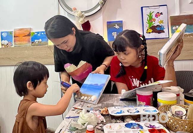 Trẻ hào hứng, tự tay làm tranh gắn vỏ ốc tại buổi sinh hoạt của CLB Handmade Quy Nhơn. Ảnh: D.L Trẻ hào hứng, tự tay làm tranh gắn vỏ ốc tại buổi sinh hoạt của CLB Handmade Quy Nhơn. Ảnh: D.L