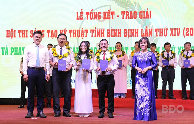 TS Nguyễn Việt Cường, Chi cục trưởng Chi cục Bảo vệ môi trường (Sở Nông nghiệp và Môi trường) cùng cộng sự nhận giải khuyến khích qua giải pháp “Tái sử dụng chất thải bột đá từ các nhà máy chế biến đá granite làm vật liệu xây dựng (lĩnh vực nông lâm nghiệp, TN&MT). Ảnh: TRỌNG LỢI