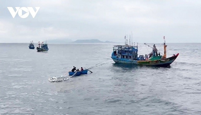 11 ngư dân được tàu cá cùng địa phương cứu vớt và hỗ trợ vớt lại ngư cụ.