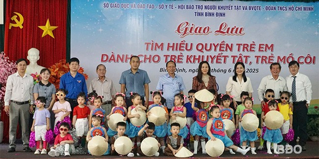 Trẻ em giao lưu, chia sẻ trong không khí ấm áp, thân thiện. Ảnh: T.K