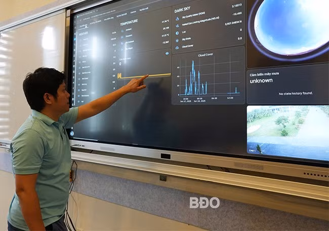 Th.S Võ Lê Minh (Trung tâm Khám phá Khoa học và Đổi mới Sáng tạo) giới thiệu về giải pháp “Hệ thống giám sát và dự báo thông minh tình trạng bầu trời phục vụ hoạt động thiên văn tại Đài thiên văn Quy Nhơn” vừa đoạt giải nhất Hội thi Sáng tạo Kỹ thuật Bình Định lần thứ 14 (2024 - 2025). Ảnh: TRỌNG LỢI