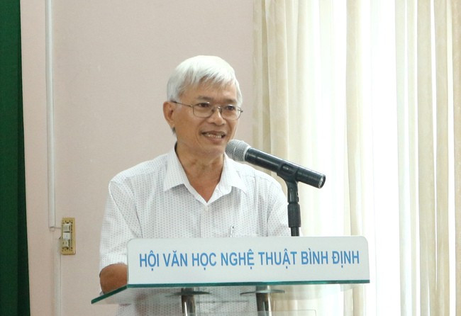 Nhà nghiên cứu văn hóa dân gian, ThS Trần Xuân Toàn - giảng viên Trường ĐH Quy Nhơn, Chi hội trưởng Chi hội văn nghệ dân gian (Hội VHNT tỉnh) đọc tham luận Tạp chí Văn nghệ Bình Định từ khởi thủy đến trước Đại hội Hội VHNT tỉnh lần thứ IV (2012). Ảnh: H.V