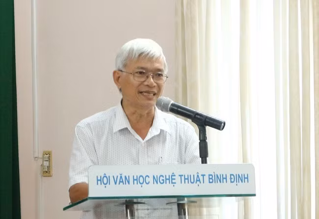 Nhà nghiên cứu văn hóa dân gian, ThS Trần Xuân Toàn - giảng viên Trường ĐH Quy Nhơn, Chi hội trưởng Chi hội văn nghệ dân gian (Hội VHNT tỉnh) đọc tham luận Tạp chí Văn nghệ Bình Định từ khởi thủy đến trước Đại hội Hội VHNT tỉnh lần thứ IV (2012). Ảnh: H.V