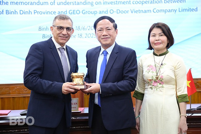 Ông Homan Seyedin bày tỏ vui mừng khi đón nhận quà lưu niệm từ lãnh đạo tỉnh. Ảnh: T.SỸ Ông Homan Seyedin bày tỏ vui mừng khi đón nhận quà lưu niệm từ lãnh đạo tỉnh. Ảnh: T.SỸ