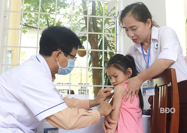Các trạm y tế tại địa bàn sáp nhập sẽ tiếp tục được duy trì và hoạt động như một điểm khám chữa bệnh. - Trong ảnh: Khám bệnh, tiêm vắc xin cho trẻ tại Trạm y tế xã Phước Mỹ, TP Quy Nhơn. Ảnh: M.H
