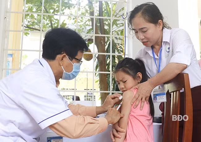 Các trạm y tế tại địa bàn sáp nhập sẽ tiếp tục được duy trì và hoạt động như một điểm khám chữa bệnh. - Trong ảnh: Khám bệnh, tiêm vắc xin cho trẻ tại Trạm y tế xã Phước Mỹ, TP Quy Nhơn. Ảnh: M.H