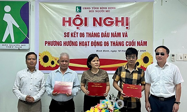 Trao giấy chứng nhận cho các học viên. Ảnh: D.L