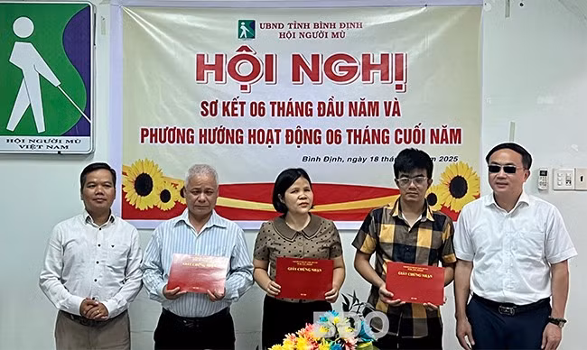 Trao giấy chứng nhận cho các học viên. Ảnh: D.L