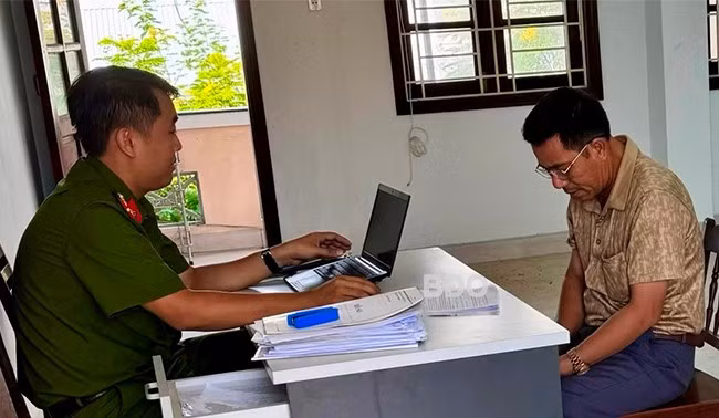 Đối tượng Hạnh tại cơ quan chức năng. Ảnh: N.L