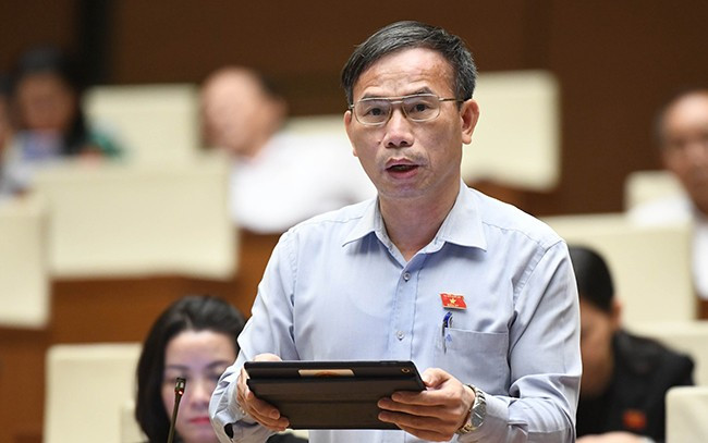 ĐB Đồng Ngọc Ba bày tỏ tâm đắc với sự quyết liệt, hiệu quả của Chính phủ, Thủ tướng Chính phủ trong chỉ đạo, điều hành việc hoàn thiện, nhất là xử lý điểm nghẽn thể chế thời gian qua. Ảnh: Đoàn ĐBQH tỉnh