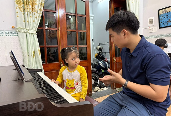Bé Hương Quỳnh (6 tuổi) chăm chú học piano dịp hè. Ảnh: D.L Bé Hương Quỳnh (6 tuổi) chăm chú học piano dịp hè. Ảnh: D.L