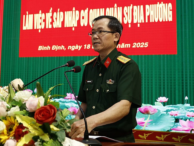 Đại tá Lương Đình Chung đề nghị việc sắp xếp cơ quan quân sự địa phương tuy đi sau nhưng tinh thần hết sức khẩn trương để hoạt động cùng với chính quyền 2 cấp, đảm bảo hiệu lực, hiệu năng, hiệu quả. Ảnh: H.P