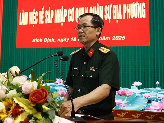 Đại tá Lương Đình Chung đề nghị việc sắp xếp cơ quan quân sự địa phương tuy đi sau nhưng tinh thần hết sức khẩn trương để hoạt động cùng với chính quyền 2 cấp, đảm bảo hiệu lực, hiệu năng, hiệu quả. Ảnh: H.P