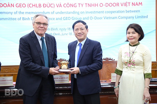 Chủ tịch UBND tỉnh Phạm Anh Tuấn tặng quà lưu niệm cho ông Franz Josef Claes. Ảnh: T.SỸ Chủ tịch UBND tỉnh Phạm Anh Tuấn tặng quà lưu niệm cho ông Franz Josef Claes. Ảnh: T.SỸ