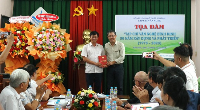 Hội VHNT tỉnh tặng bộ tạp chí cho Trung tâm Lưu trữ lịch sử tỉnh. Ảnh: H.V