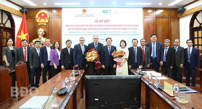 Các đồng chí lãnh đạo tỉnh và thành viên đoàn công tác của Tập đoàn Geo chụp hình lưu niệm. Ảnh: T.SỸ Các đồng chí lãnh đạo tỉnh và thành viên đoàn công tác của Tập đoàn Geo chụp hình lưu niệm. Ảnh: T.SỸ