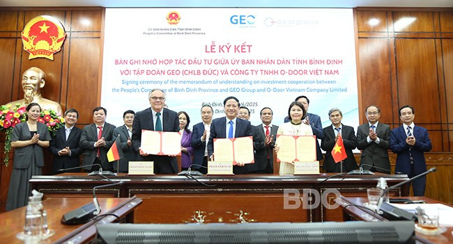 Lãnh đạo tỉnh cùng đại diện Tập đoàn Geo và Công ty O- Door Việt Nam ký kết ghi nhớ hợp tác đầu tư Dự án Trung tâm đào tạo và phát triển nguồn nhân lực năng lượng tái tạo. T.SỸ Lãnh đạo tỉnh cùng đại diện Tập đoàn Geo và Công ty O- Door Việt Nam ký kết ghi nhớ hợp tác đầu tư Dự án Trung tâm đào tạo và phát triển nguồn nhân lực năng lượng tái tạo. T.SỸ