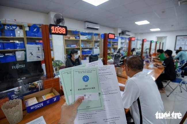 Người dân làm thủ tục liên quan đến bảo hiểm xã hội tại Hà Nội. Ảnh: NAM TRẦN Người dân làm thủ tục liên quan đến bảo hiểm xã hội tại Hà Nội. Ảnh: NAM TRẦN