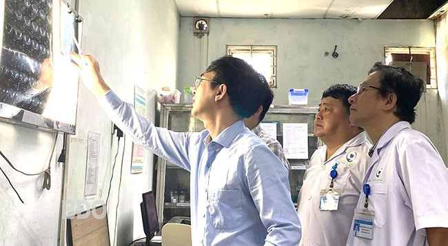 11 TTYT tuyến huyện sẽ được chuyển giao về trực thuộc Sở Y tế quản lý. - Trong ảnh: Hoạt động khám chữa bệnh tại TTYT TP Quy Nhơn. Ảnh: M.H