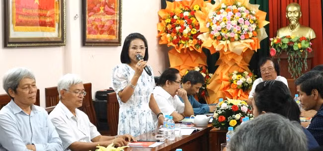 Nhà thơ Ngô Thanh Vân, Phó Chủ tịch Hội VHNT tỉnh Gia Lai chia sẻ tại tọa đàm. Ảnh: H.V