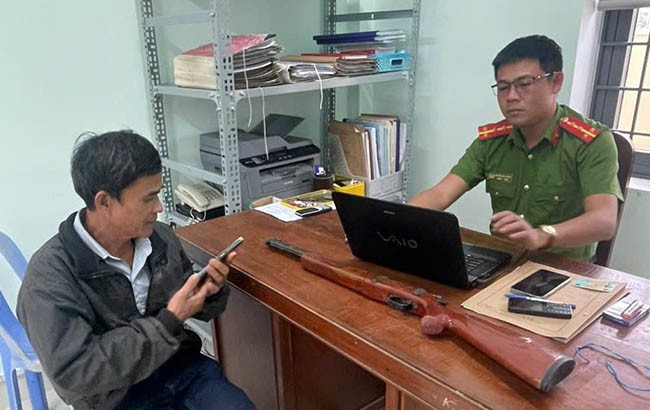 Anh C. bàn giao súng cho cơ quan CA. Ảnh: N.M