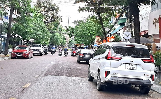 Tình trạng đậu xe 2 bên đường Hà Huy Tập khá phổ biến. Ảnh: V.L Tình trạng đậu xe 2 bên đường Hà Huy Tập khá phổ biến. Ảnh: V.L