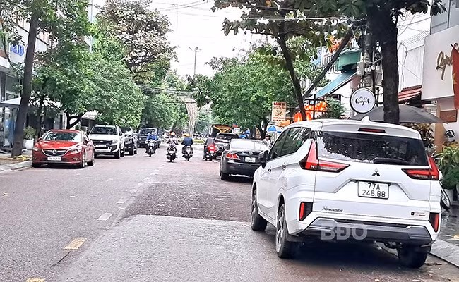 Tình trạng đậu xe 2 bên đường Hà Huy Tập khá phổ biến. Ảnh: V.L