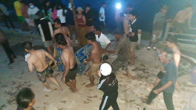 Thi thể em Nguyễn Đào Thanh Hậu được lực lượng cứu hộ tìm thấy lúc 18 giờ 30 phút ngày 26.6 và bàn giao cho gia đình lo hậu sự. Ảnh: Xuân Thức.