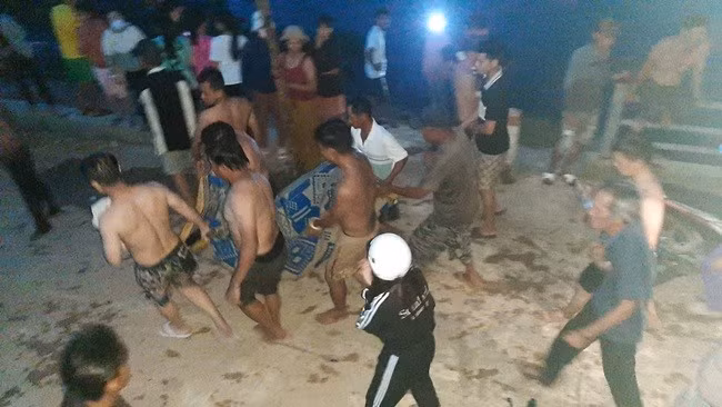 Thi thể em Nguyễn Đào Thanh Hậu được lực lượng cứu hộ tìm thấy lúc 18 giờ 30 phút ngày 26.6 và bàn giao cho gia đình lo hậu sự. Ảnh: Xuân Thức.