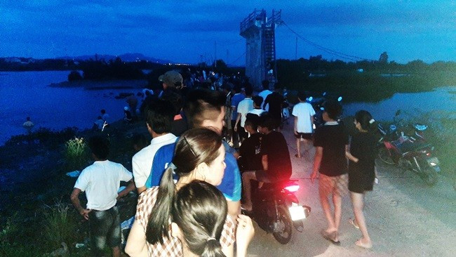 Người dân tập trung trên bờ theo dõi sự việc. Ảnh: Xuân Thức.